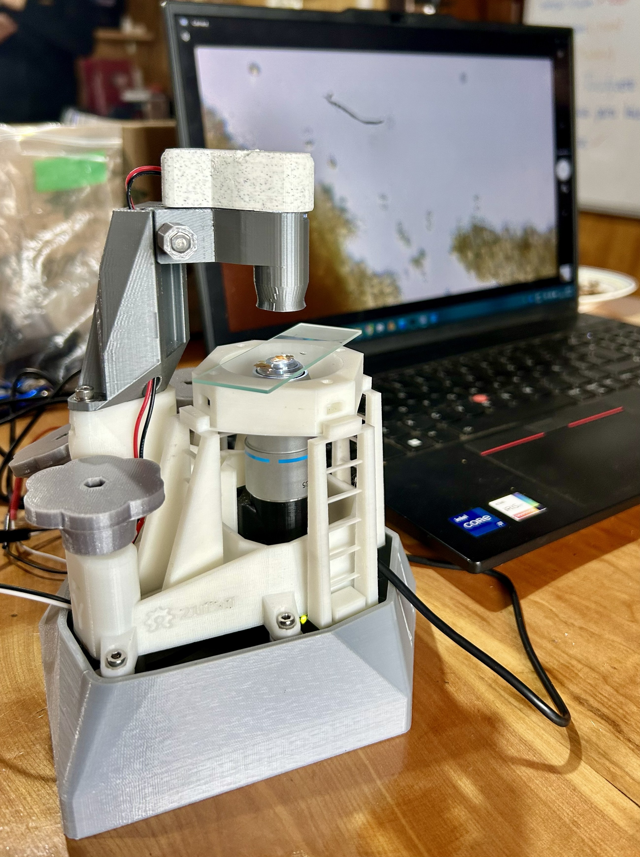 Impresora 3D fabricando componentes